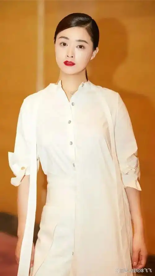 蒋欣,1983年5月8日出生于新疆维吾尔自治区乌鲁木齐市,祖籍湖南益阳