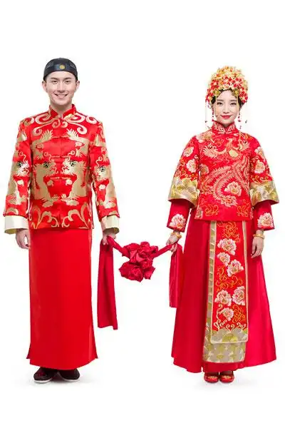 穿中式古装结婚礼服的新娘和新郎