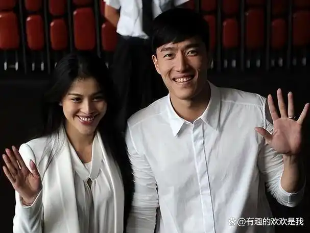 曝刘翔机场牵手老婆甜蜜秀,身材依旧硬朗,网友:吴莎太幸运!