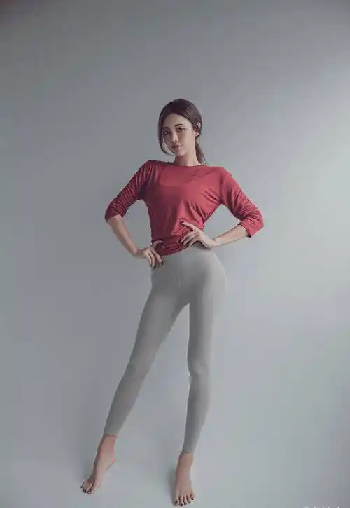 而本来就是大美女的模特穿上瑜伽裤之后,曼妙的身材曲线,被瑜伽裤勾勒