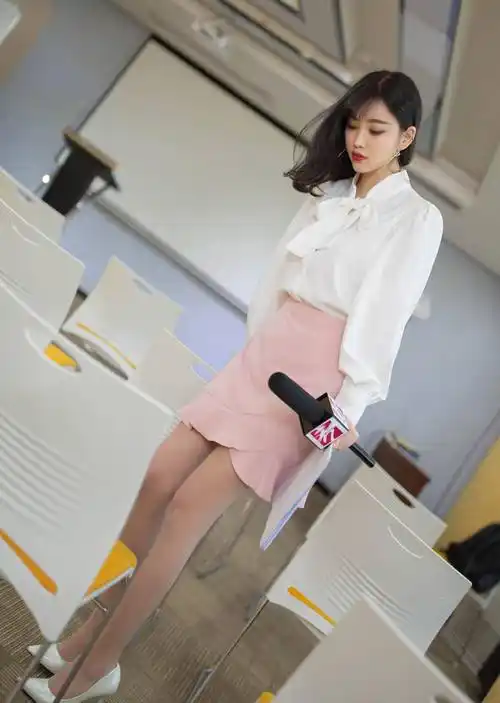原创美女粉色荷叶边鱼尾短裙白衬衫配丝袜高跟鞋穿出不一样的职业范