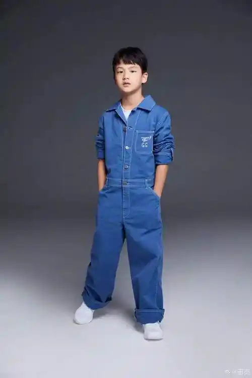 田亮9岁小亮仔颜值爆表父子长相如同复制粘贴