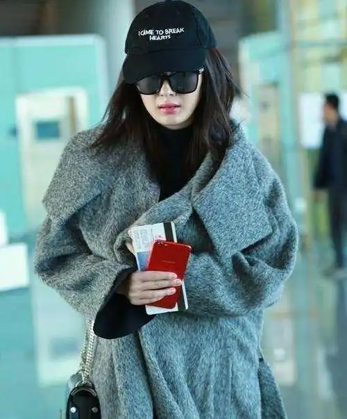 杨幂机场照流出,一个小细节暴露了小秘密,敬业我只服杨幂!