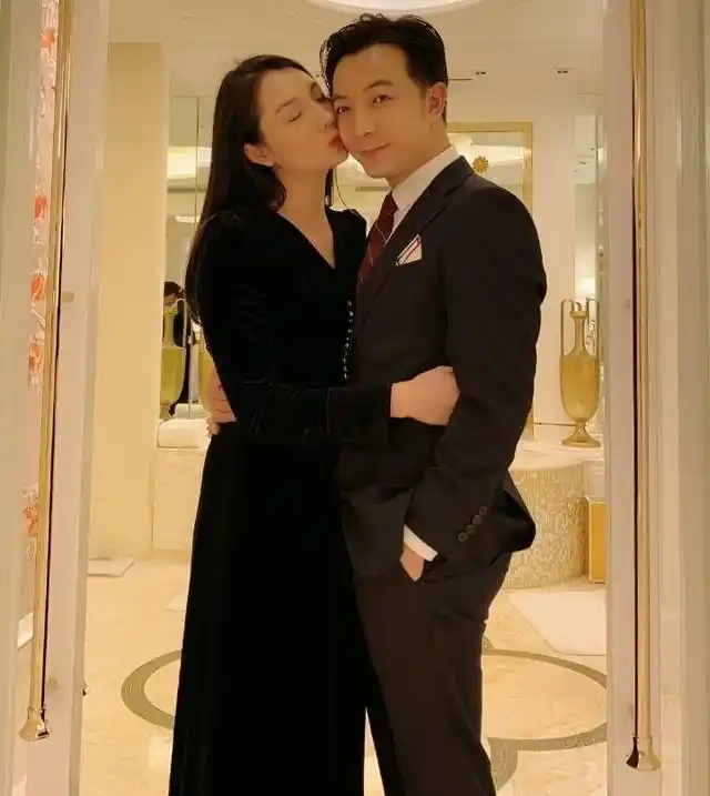 火遍全网的郑建鹏,言真夫妇到底多富有?现实中是包租公包租婆