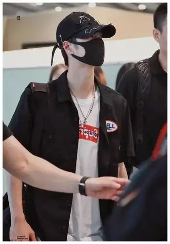 王一博带口罩合集大帅哥就是什么都挡住了也能苏你一脸的水平