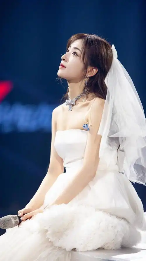 演员张含韵,娴静犹如花照水,行动好比风扶柳,来看美照