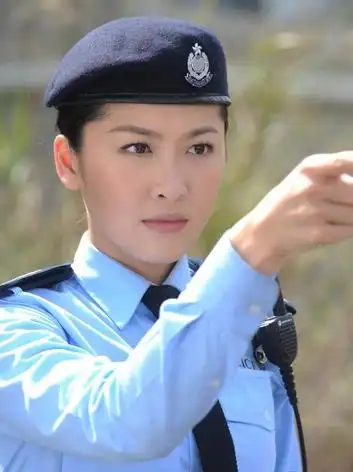 周丽淇是名模周汶锜的胞妹,本为模特,2001年与马伟豪签约后转型为演员