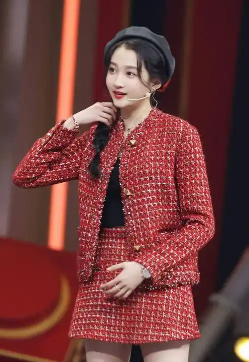 关晓彤成杜莎蜡像馆最年轻明星,秀模特般大长腿,红西装抢眼_黑色_造型