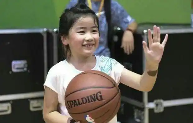 姚明11岁女儿近照曝光姚沁蕾身高与父亲胸口齐高