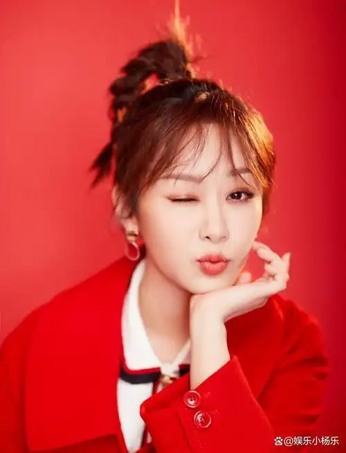 她在所有科目总分超过400分的情况下,文综考了超过300分,揭露了杨紫的