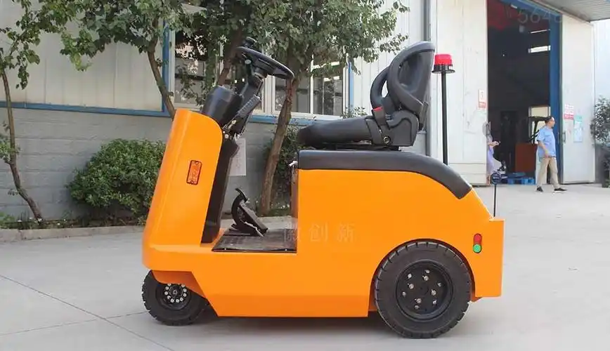 小型电动牵引车