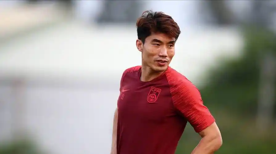 21时,43岁郑智官宣喜讯,表态新目标,娇妻心疼不舍,球迷期待_郑子怡