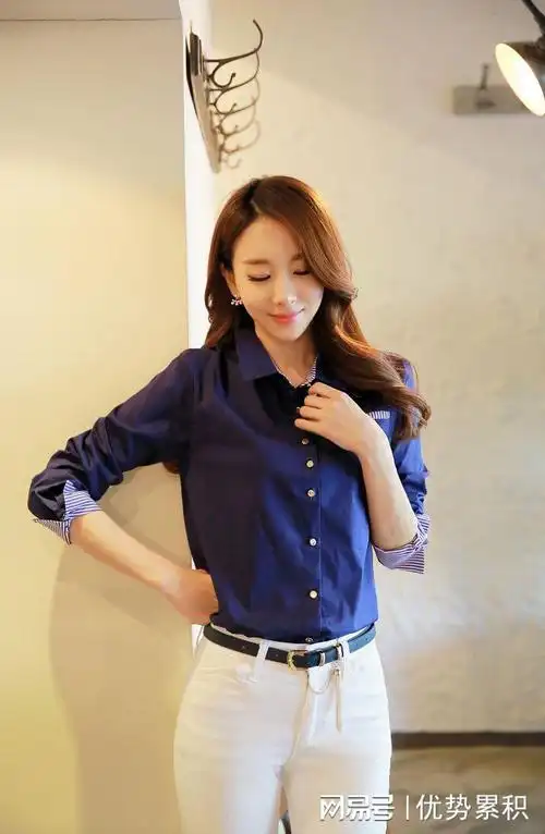 蓝色衬衫搭配白色紧身牛仔裤(模特:朴恩真)|模特|牛仔裤|紧身|衬衫