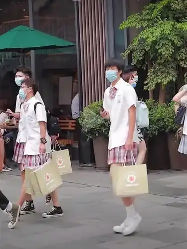 一群男生穿"jk裙"走大街,路人觉得很奇怪,圈内人却觉得很酷|裙子|洋装
