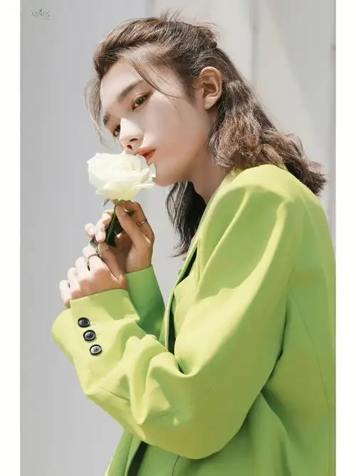 孙滢皓的白玫瑰和嫩绿最配