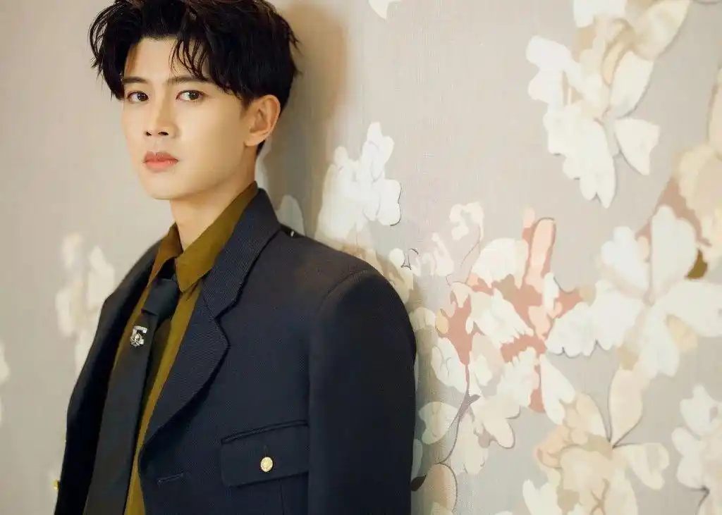 任嘉伦壁纸:路途再遥远,有你在一点也不孤单