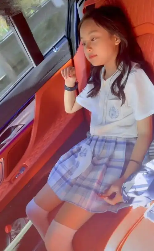 李小璐和女儿跳女团舞9岁甜馨大长腿瞩目被夸比妈妈跳得还好