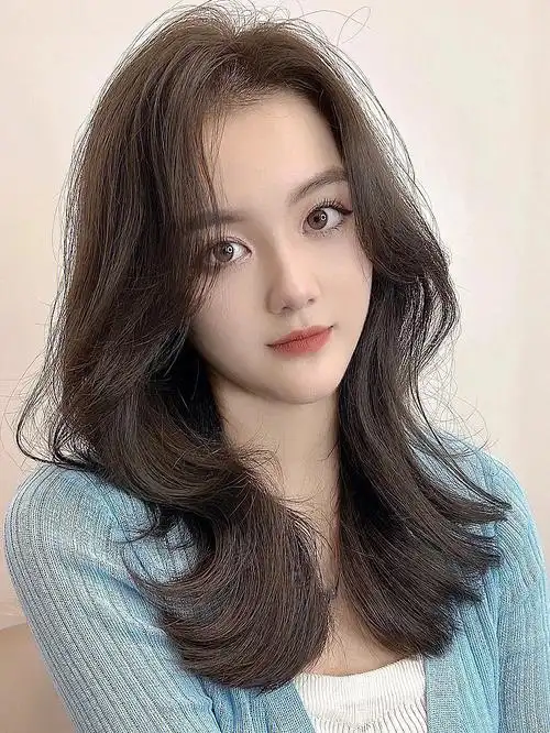 八字刘海加眼镜蛇造型