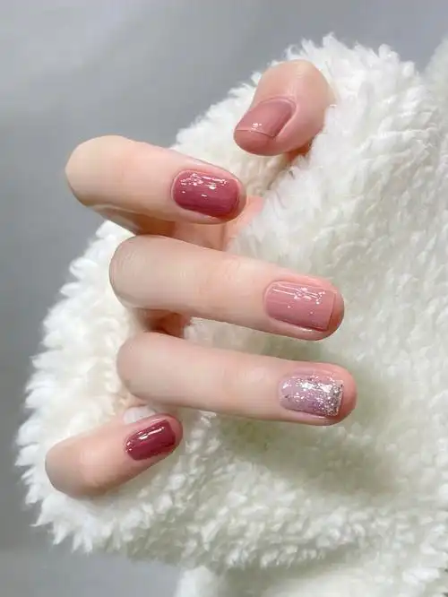 色搭配涂上手感觉整个人都变温柔起来啦-youtao指甲油y24玫瑰微醺 s23