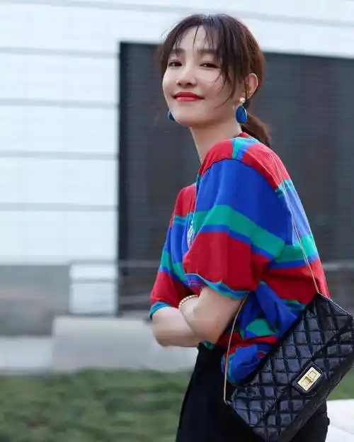 白百何的穿搭大部分都是比较休闲舒适的风格,以基础款为主,但穿出了