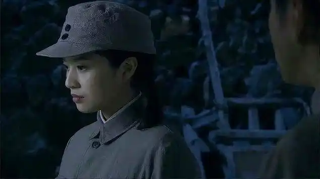 雪豹坚强岁月:虎子哥拒绝回答姑娘的问题,让她自己去找团长|战争片