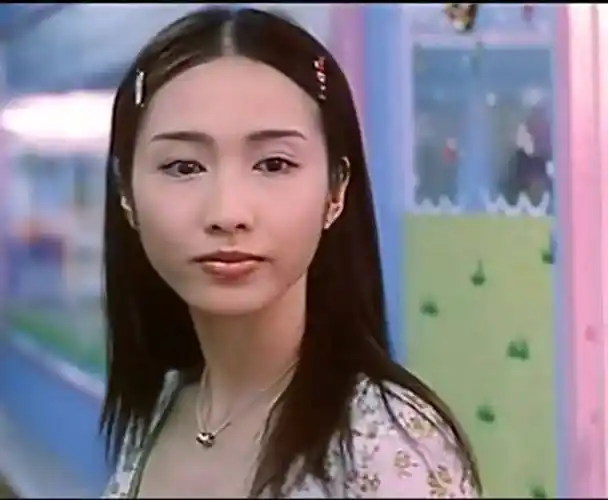 几年后,黎姿拿到了《古惑仔》里小结巴的角色,让她一夜成名.