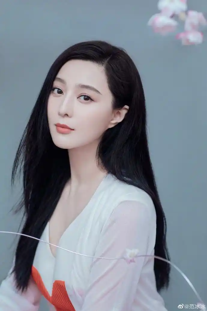 范冰冰白色长裙干净素雅爱心图案点缀创意特别