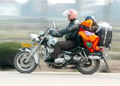 寒风冷雨中,民工返乡千里走单骑