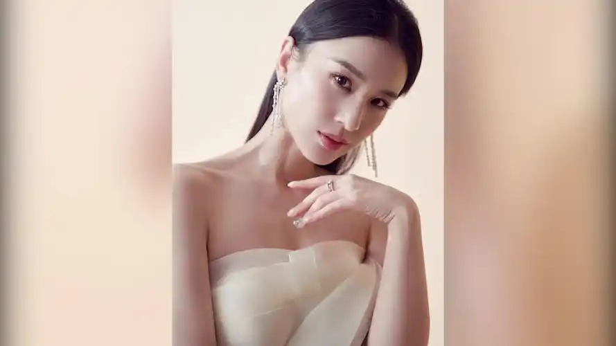 黄圣依穿抹胸裙显窈窕曲线 秀直角肩低眸"温柔杀"