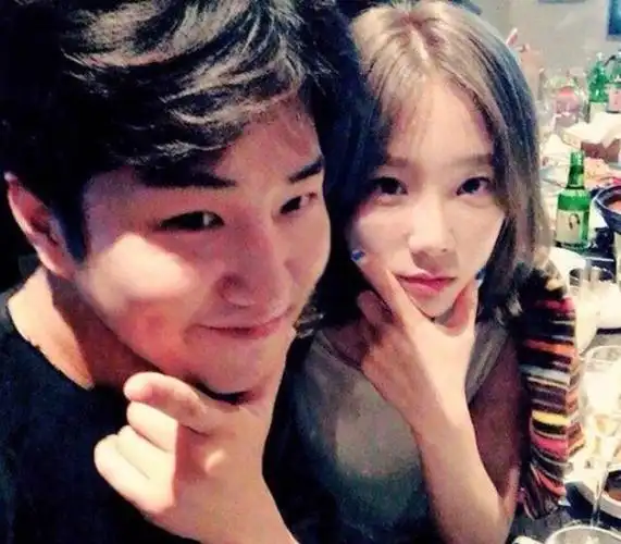 少女时代成员yuri,因为亲哥哥权赫俊也可参与了胜利聊天群,solo出道