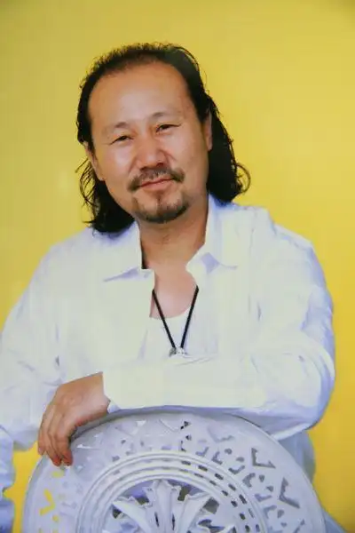 他在成名后离开影后前妻,2婚娶小18岁漂亮妻子:今59岁淡出乐坛|腾格尔