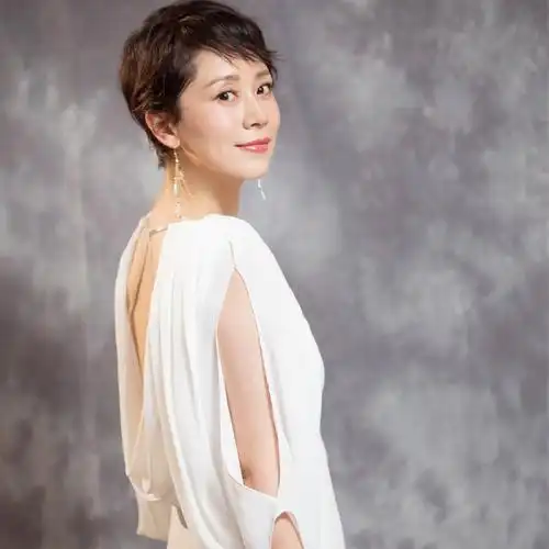 海清包大巴车站着去百花电影节颁奖礼台上光鲜亮丽台下生无可恋