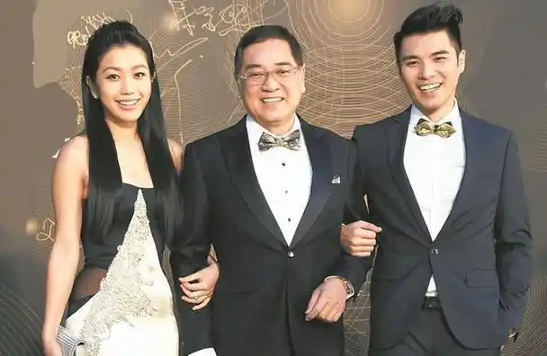 tvb老戏骨秦沛定居加拿大,女儿婚礼笑开怀,日籍妻子未露面