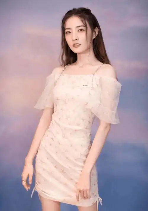 原创徐璐新恋情疑曝光与小5岁吴崇轩逛园区街头搂腰拍照超甜蜜