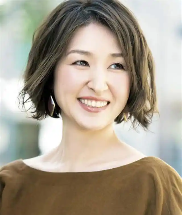 会烫发才不显老!给40岁以上女人的发型建议:色浅,卷大,齐肩