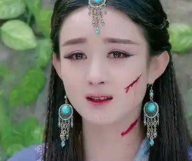 baby新剧《孤芳不自赏》中一个喝醉的哭戏画面,双颊绯红,眼神温柔