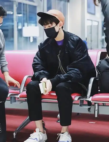 同拍写真,王俊凯穿袜子,王源千玺却露脚踝,网友:这就是代沟