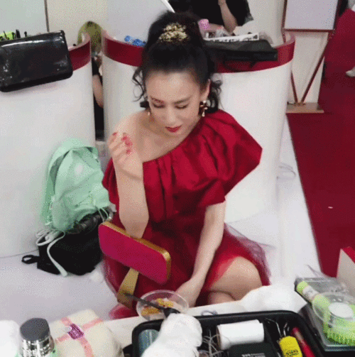 黄圣依 依依子多吃点吧!你太瘦了 gif 4.张雨绮 小雨好甜呀 给你