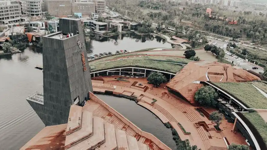 麓湖a4美术馆,它是成都天府新区的标志性建筑之一,这里远离市中心