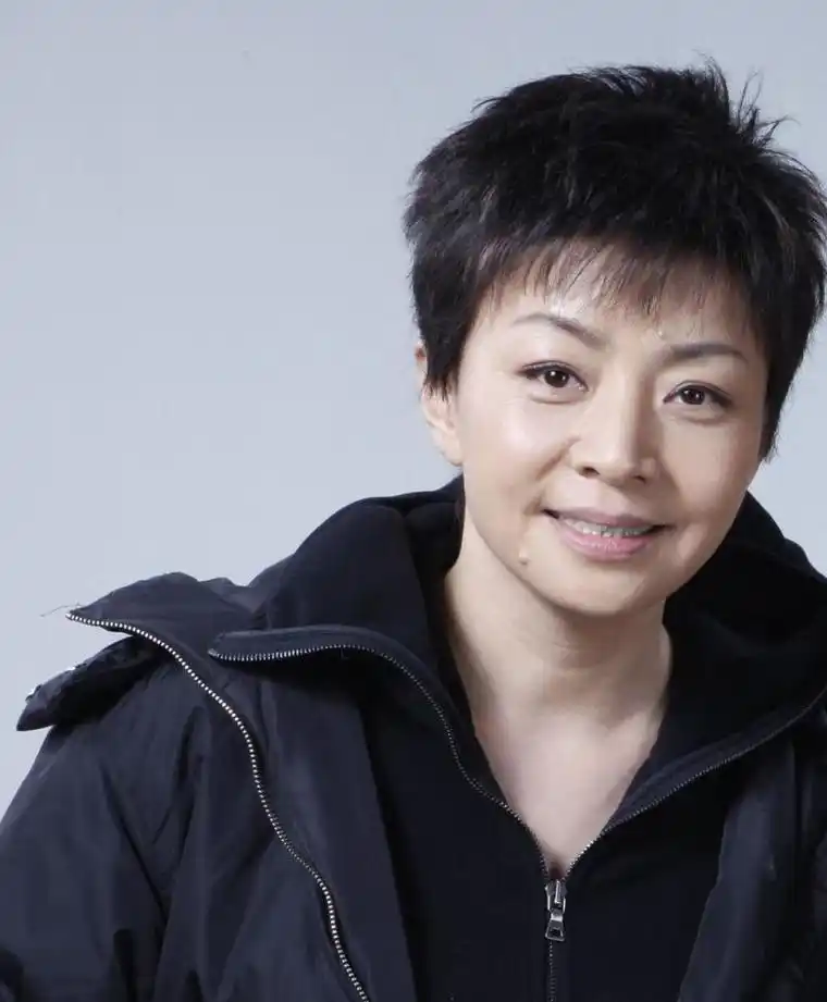 宋丹丹:生活态度积极的演员 宋丹丹老师的着装简单大方,黑色棉袄包裹