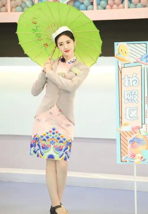 刘烨主持了个寂寞颜值身材不输沈梦辰穿旗袍扮空姐还挺有曲线