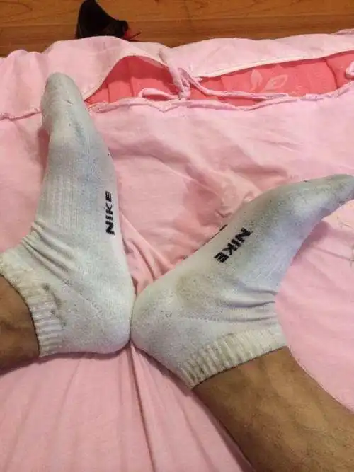 同居男友十天不洗脚我怒提分手下楼扔他臭袜子时我哽咽到哭