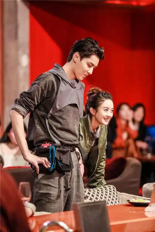 《72》吴亦凡赵丽颖同骑单车 上演"搬砖偶像剧"