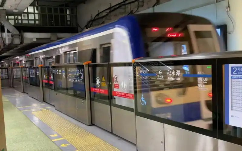 北京地铁2号线t414车组内环方向驶出西直门站