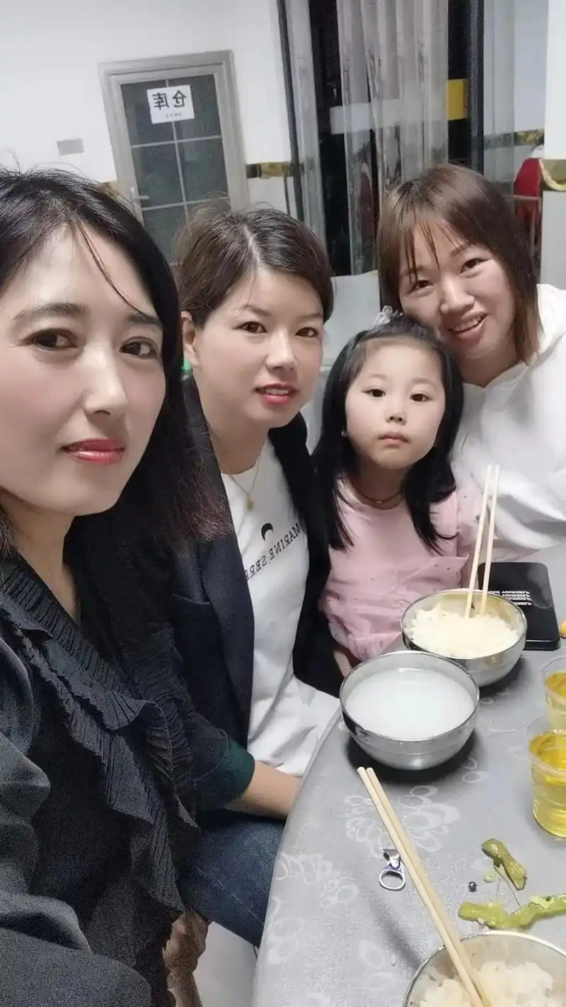 好闺蜜在一起吃吃饭,喝喝酒,聊聊天,挺好感恩遇见,感恩有你们 - 抖音