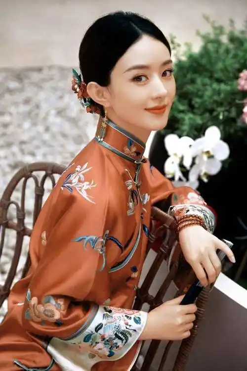 赵丽颖罕见穿橘色旗袍变身古风美人,脚踩绣花鞋轻摇小扇温婉秀气_来源