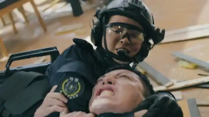 《功夫战警》杜晨要求弃枪肉搏 虎妹,沈新思,柴荣三人制服了齐元