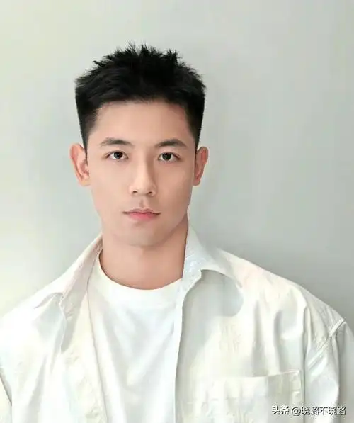 男人不管岁数多大,都别留这2种"油腻发型",换成这3种更显年轻|烫发|脸