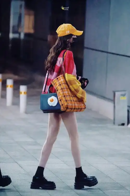 杨幂的腿好漂亮##杨幂夏日多巴胺穿搭##今日星拍放送##夏日环游指南