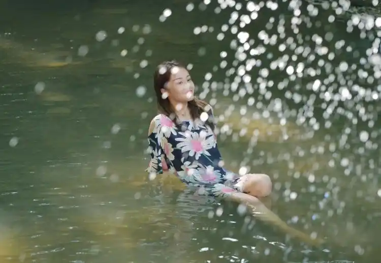 戏水的女孩-新湖南